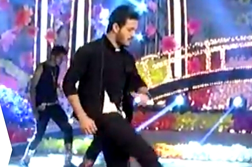 akhil akkineni dancing for aatadukundam raa