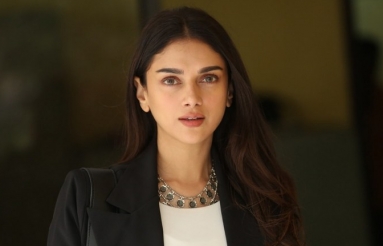 Aditi-Rao-Hydari-Interview-Stills-01