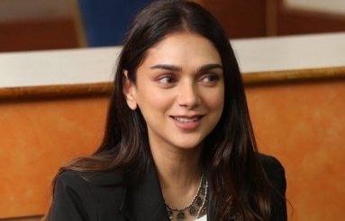 Aditi-Rao-Hydari-Interview-Stills-09