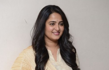 Anushka-Shetty-New-Photos-05