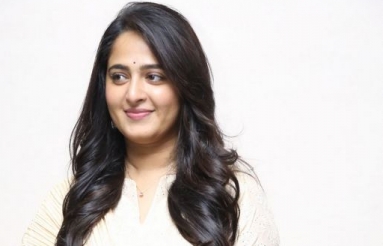 Anushka-Shetty-New-Photos-09