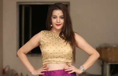 Diksha-panth-New-Photos-04