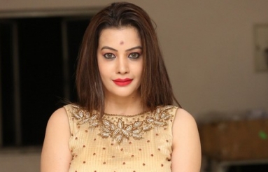 Diksha-panth-New-Photos-07