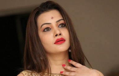 Diksha-panth-New-Photos-08