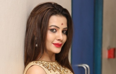 Diksha-panth-New-Photos-09