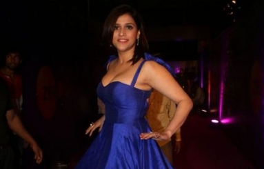 Mannara-Chopra-at-Zee-Apsara-Awards-05