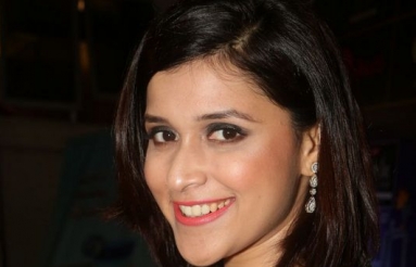 Mannara-Chopra-at-Zee-Apsara-Awards-09