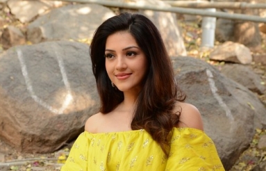 Mehreen-Pirzada-Latest-Pics-04