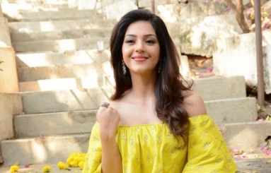 Mehreen-Pirzada-Latest-Pics-05