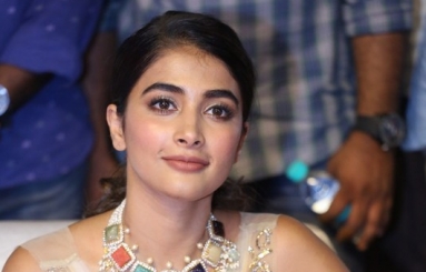 Pooja-Hegde-Latest-Stills-02