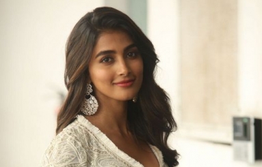 Pooja-Hegde-New-Stills-04