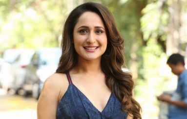 Pragya-Jaiswal-Latest-Pics-02