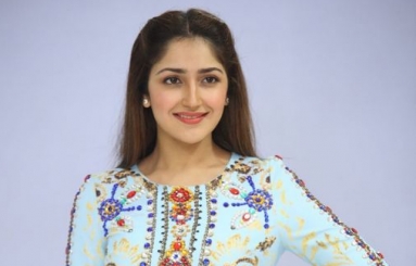 Sayesha-Saigal-New-Photos-04