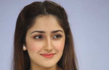 Sayesha-Saigal-New-Photos-05