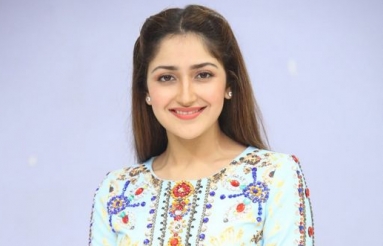 Sayesha-Saigal-New-Photos-07