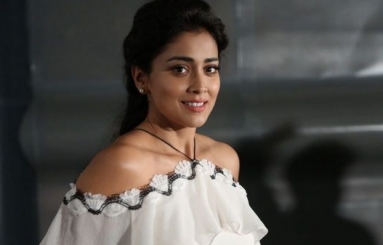 Shriya-Saran-Stills-05