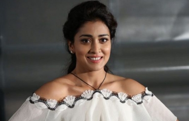 Shriya-Saran-Stills-08