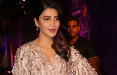 Shruti-Haasan-at-Zee-Apsara-Awards-Photos-03