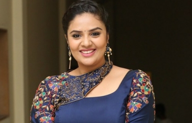 Sreemukhi-New-Photos-07