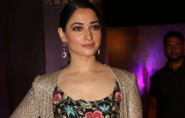 Tamannaah-at-Zee-Apsara-Awards-04