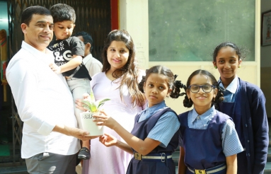 Dil-Raju-Celebrates-His-Birthday-With-Kids-At-Ashray-Akruti-01