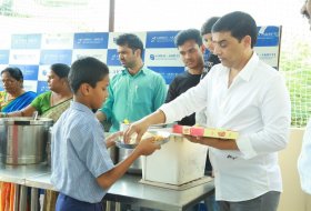 Dil-Raju-Celebrates-His-Birthday-With-Kids-At-Ashray-Akruti-04