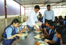 Dil-Raju-Celebrates-His-Birthday-With-Kids-At-Ashray-Akruti-07