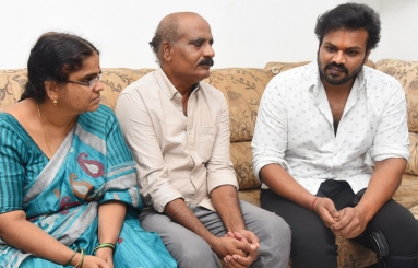 Manchu-Manoj-Meets-Disha-Family-01