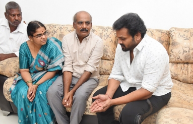 Manchu-Manoj-Meets-Disha-Family-05