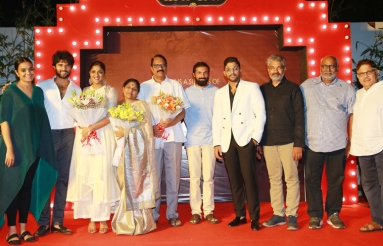 Allu-Aravind-Felicitation-To-Mahanati-Team-01