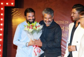 Allu-Aravind-Felicitation-To-Mahanati-Team-09