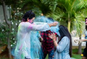 Allu-Arjun-Celebrates-Holi-With-His-Family-04