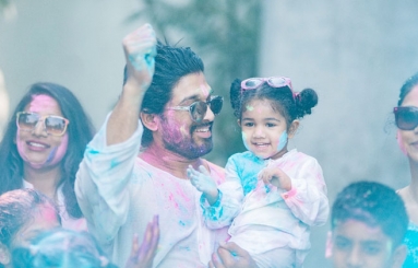 Allu-Arjun-Celebrates-Holi-With-His-Family-06