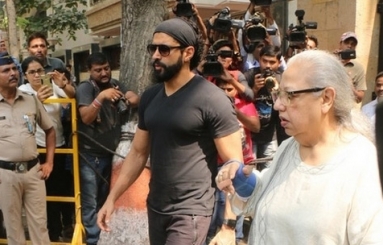 Celebrities-At-Anil-Kapoor-House-04
