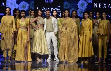 Celebs-at-Showstoppers-at-Lakme-Fashion-Week-08