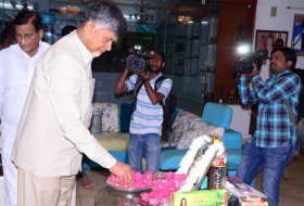 Chandrababu-Meet-Superstar-Krishna-Family-02