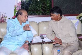 Chandrababu-Meet-Superstar-Krishna-Family-06