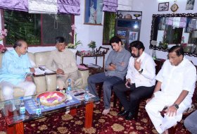 Chandrababu-Meet-Superstar-Krishna-Family-07