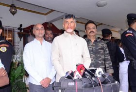 Chandrababu-Meet-Superstar-Krishna-Family-08