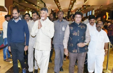 Chandrababu-Naidu-Watches-NTR-Kathanayakudu-01