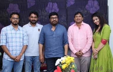 Chiranjeevi-Appreciates-Taxiwala-Team-01