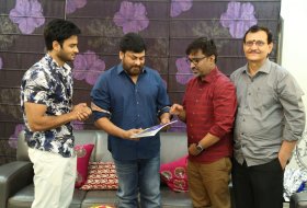 Chiranjeevi-Congratulates-Sammohanam-Team-07