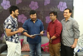 Chiranjeevi-Congratulates-Sammohanam-Team-08