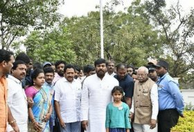 Chiranjeevi-Pawan-Kalyan-and-AlluArjun-Republic-Day-Celebrations-07