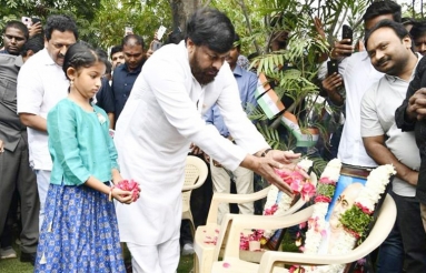 Chiranjeevi-Pawan-Kalyan-and-AlluArjun-Republic-Day-Celebrations-08