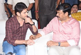 Chiranjeevi-and-Mahesh-Babu-at-Cinemahotsavam-01