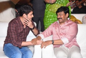 Chiranjeevi-and-Mahesh-Babu-at-Cinemahotsavam-03