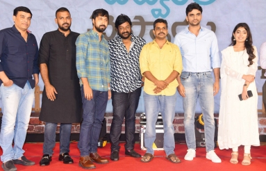 Evvarikee-Cheppoddu-Movie-Pre-Release-Event-01