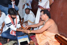 Gang-Leader-Team-at-Vijayawada-Durga-Temple-06