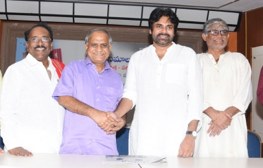 Mana-Cinemalu-Book-Launch-by-Pawan-Kalyan-01